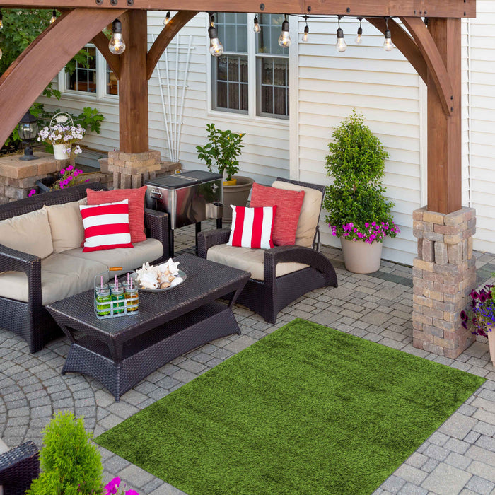 Contemporary 6'0\" x 9'0\" Faux Grass Rug in Green Outdoor Area Rug