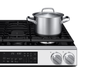 Samsung 6 Cu. Ft. Slide-In Range Convection with Air Fry – White Glass - NSG90H60SWAA | Cuisinière encastrée Samsung de 6 pi3 à convection avec friture à air - acier inoxydable résistant aux traces de doigts - NSG90H60SRAA