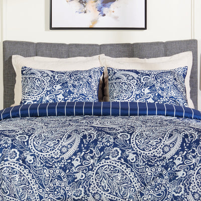 Lochlan 3-Piece King Comforter Set - Navy and White | Ensemble d’édredon Lochlan 3 pièces pour très grand lit - bleu marine et blanc