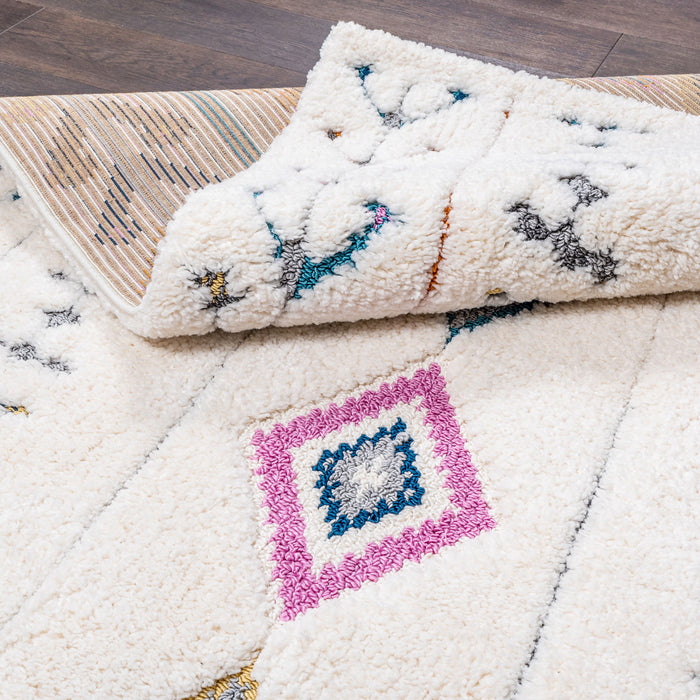 Lola Diamond Motif 5x8 Area Rug